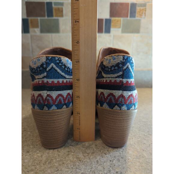 Qupid Tan Suede Booties Southwestern Blanket Heel detail 2.5" Women's Size 8 - Picture 2 of 9